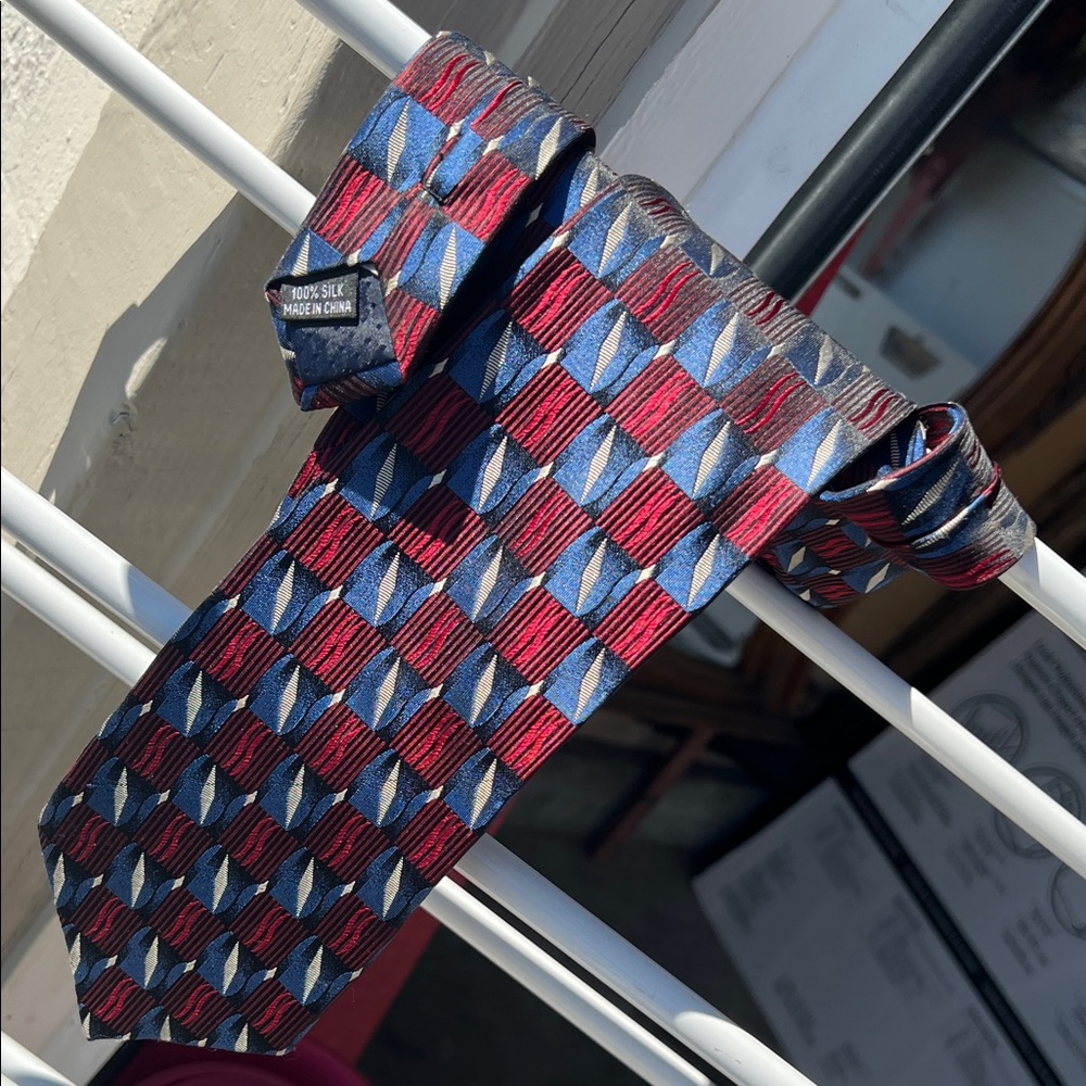 Elegant Red and Blue Patterned Tie